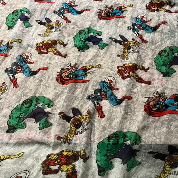 OPENING SALE: 4 items for 25 - Marvel Scarf from HMV - Picture 1 of 3